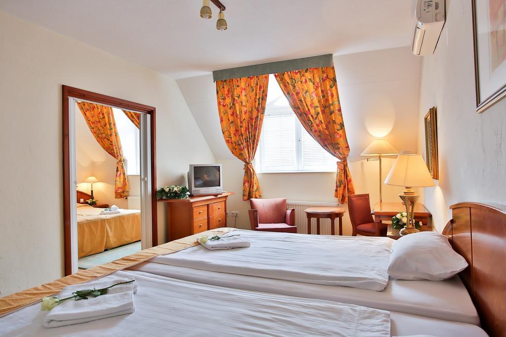 Hotel Rittinger Bonyhád Eksteriør bilde